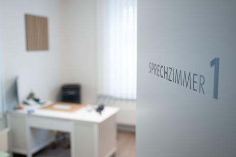 Union und SPD wollen ein verbindliches System einführen, bei dem Patientinnen und Patienten in eine Hausarztpraxis gehen, die si