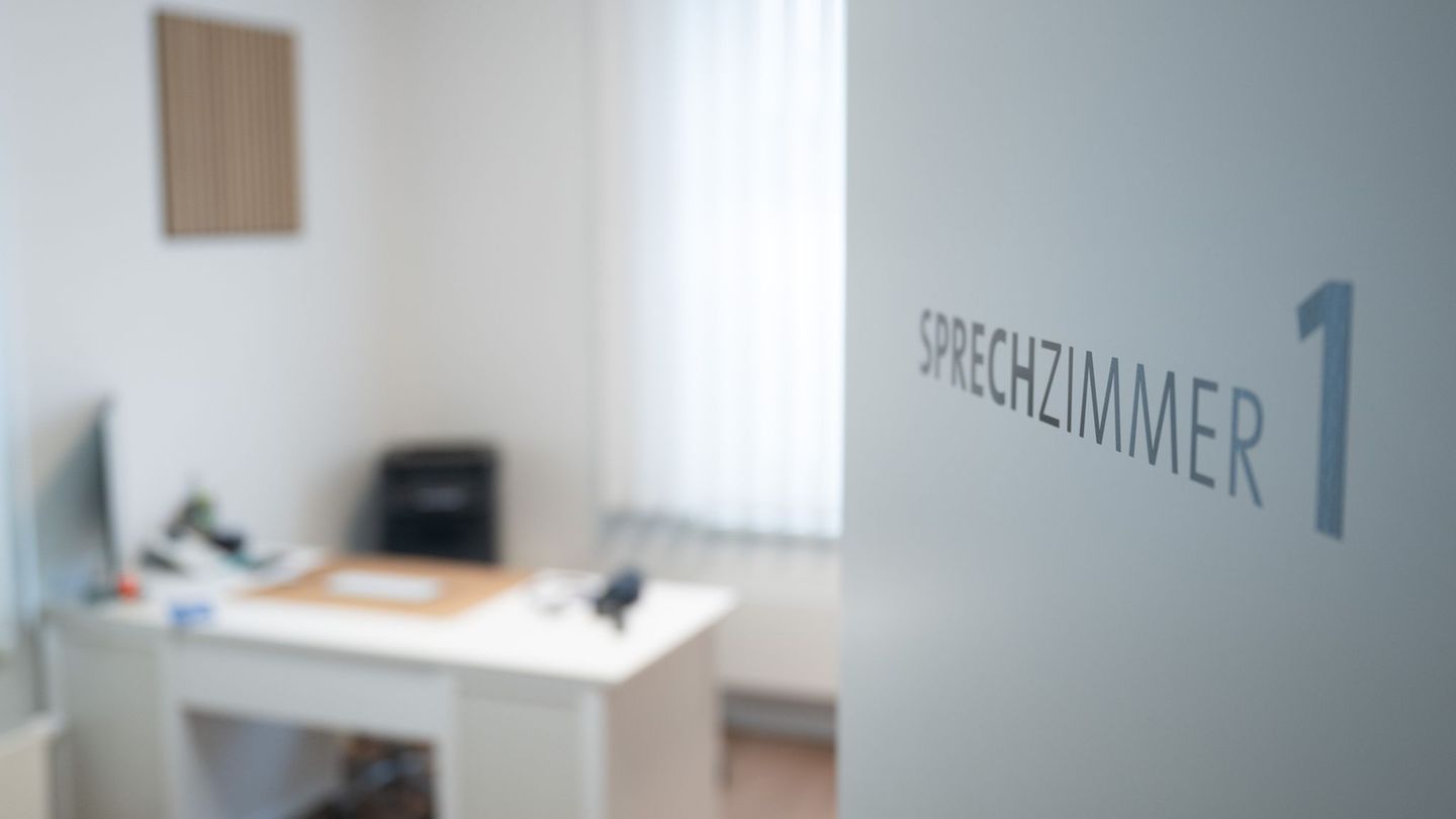 Union und SPD wollen ein verbindliches System einführen, bei dem Patientinnen und Patienten in eine Hausarztpraxis gehen, die si
