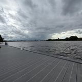 Nutzt man stattdessen den 0,5-fachen Zoom, also die Ultraweitwinkelfunktion, sind der Ruderer und die Hamburger Elbphilharmonie nur noch bei genauem Hinsehen zu erkennen