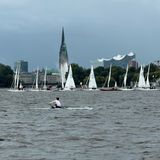 Auch wenn es wirkt, als wäre man ganz nah dran: Der Ruderer auf der Alster ist eigentlich ein ganzes Stück weg. iPhone 17 Pro und Pro Max können dank des neuen 48-MP-Sensors in der Tele-Kamera jetzt 8x heranzoomen