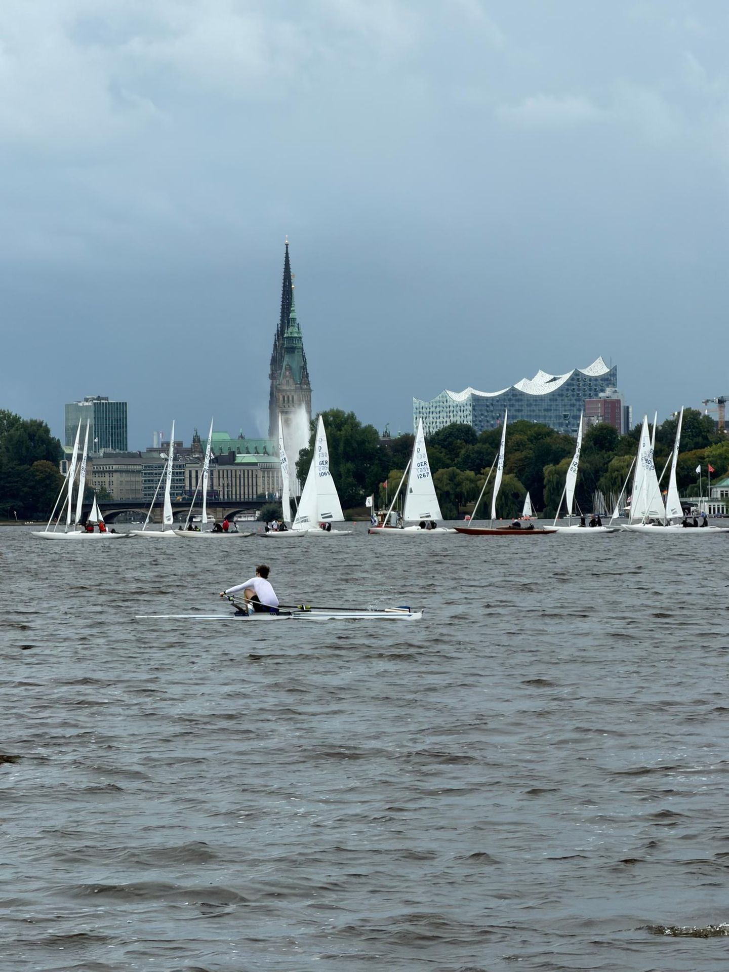 Auch wenn es wirkt, als wäre man ganz nah dran: Der Ruderer auf der Alster ist eigentlich ein ganzes Stück weg. iPhone 17 Pro und Pro Max können dank des neuen 48-MP-Sensors in der Tele-Kamera jetzt 8x heranzoomen