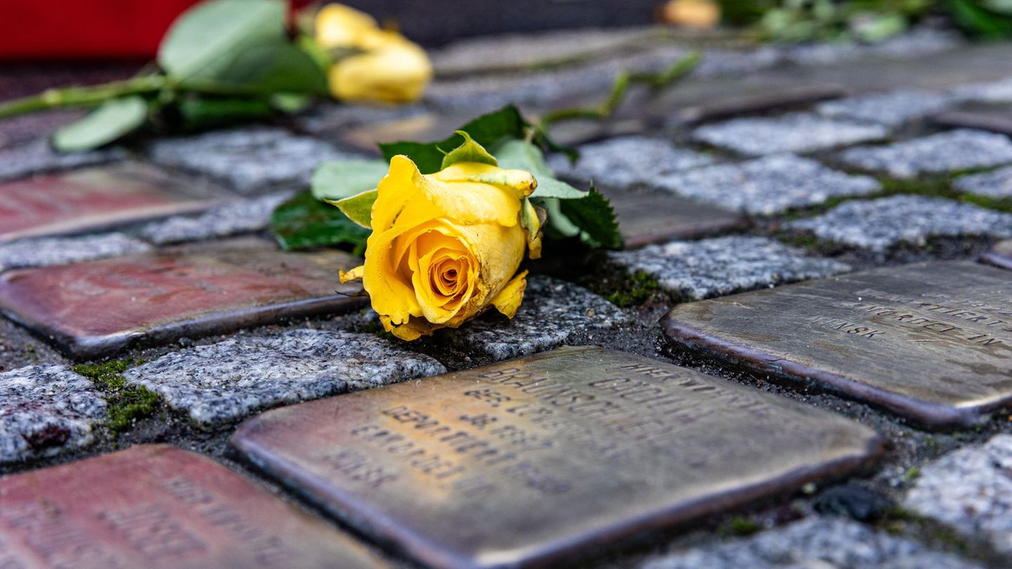 Stolpersteine wie diese sind in Weimar mehrmals angegriffen worden. (Symbolbild) Foto: Sascha Lotz/dpa