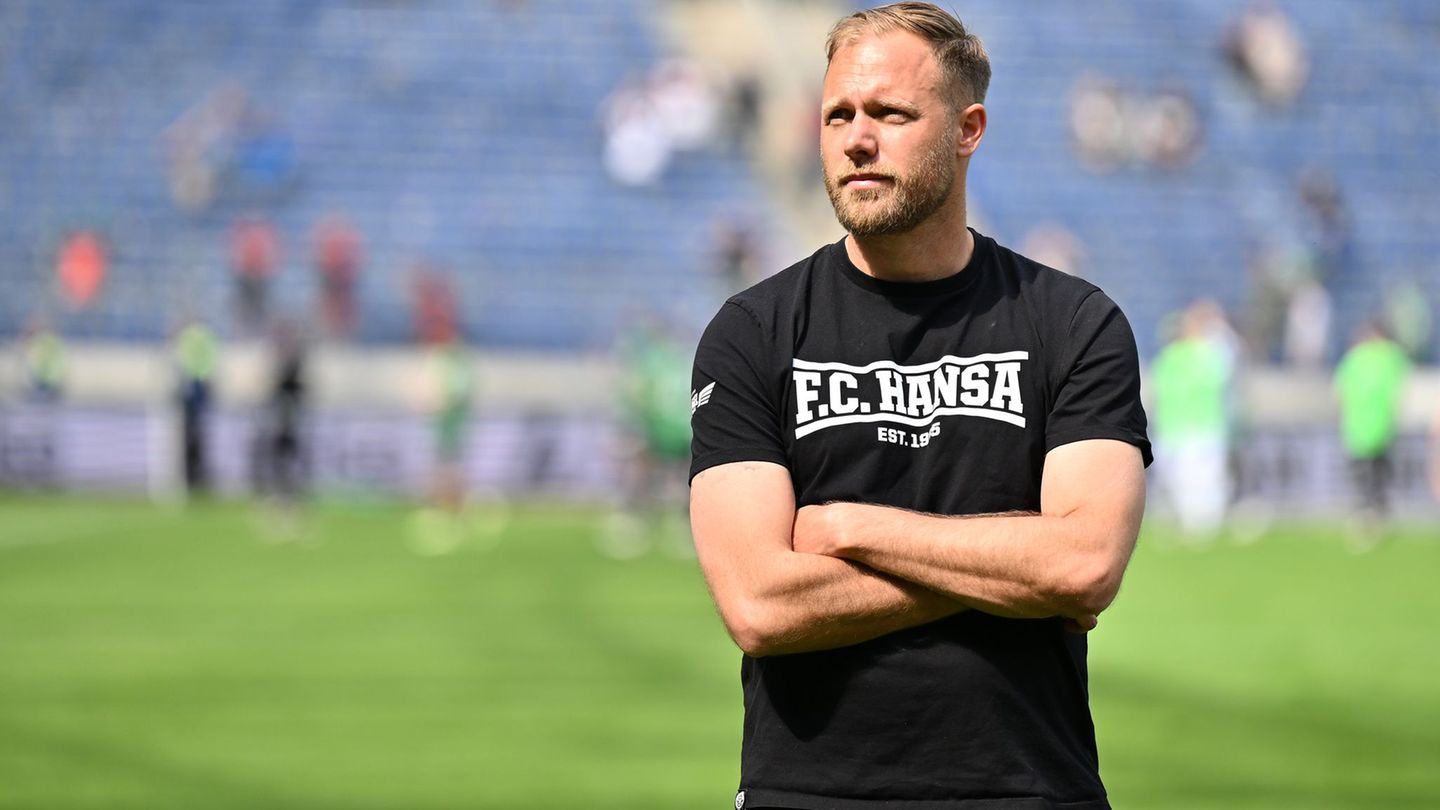 Durfte endlich wieder zufrieden sein: Hansas Trainer Daniel Brinkmann (Archiv) Foto: Swen Pförtner/dpa