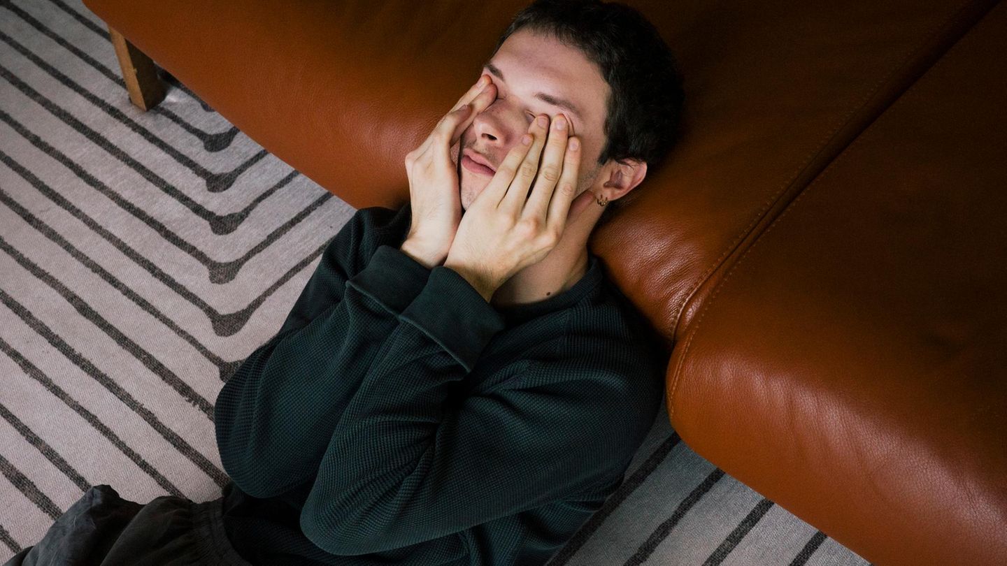 Angst der Deutschen: Mann reibt sich besorgt das Gesicht
