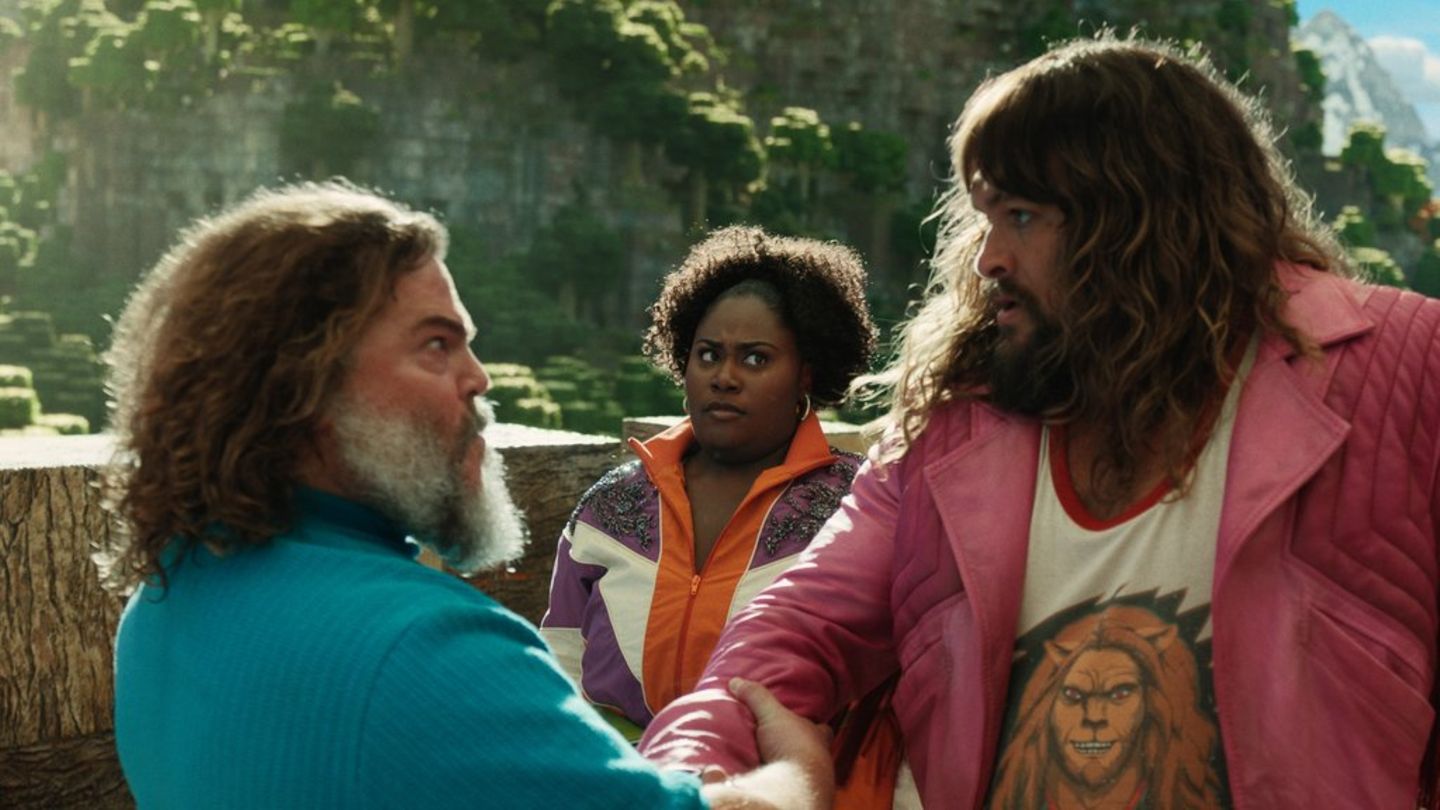 Garrett "The Garbage Man" Garrison (Jason Momoa, r.) lernt den erfahrenen "Crafter" Steve (Jack Black) kennen.