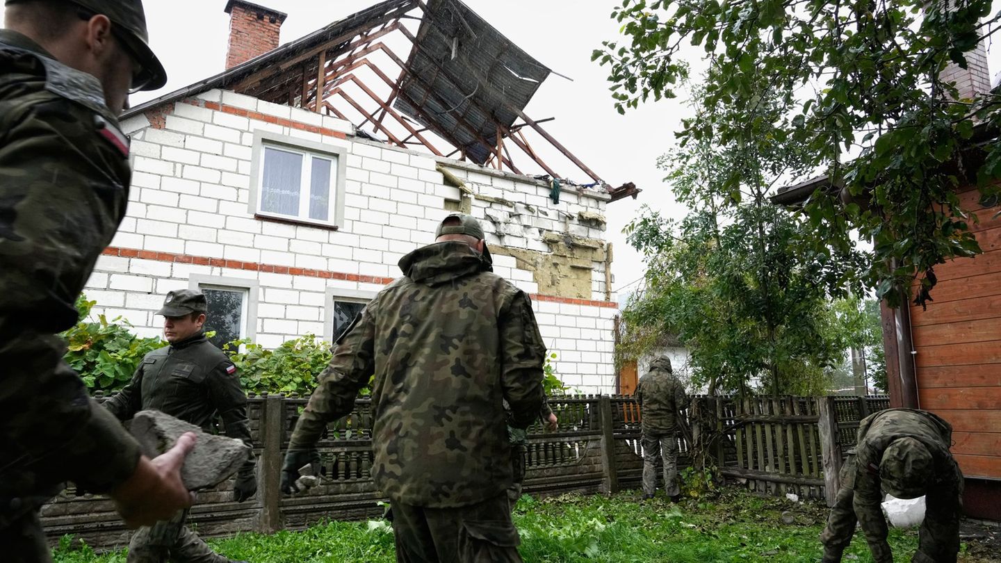 Die Bilder vom beschädigten Dach des Hauses im ostpolnischen Dorf Wyryki gingen um die Welt. (Archivbild) Foto: Czarek Sokolowsk