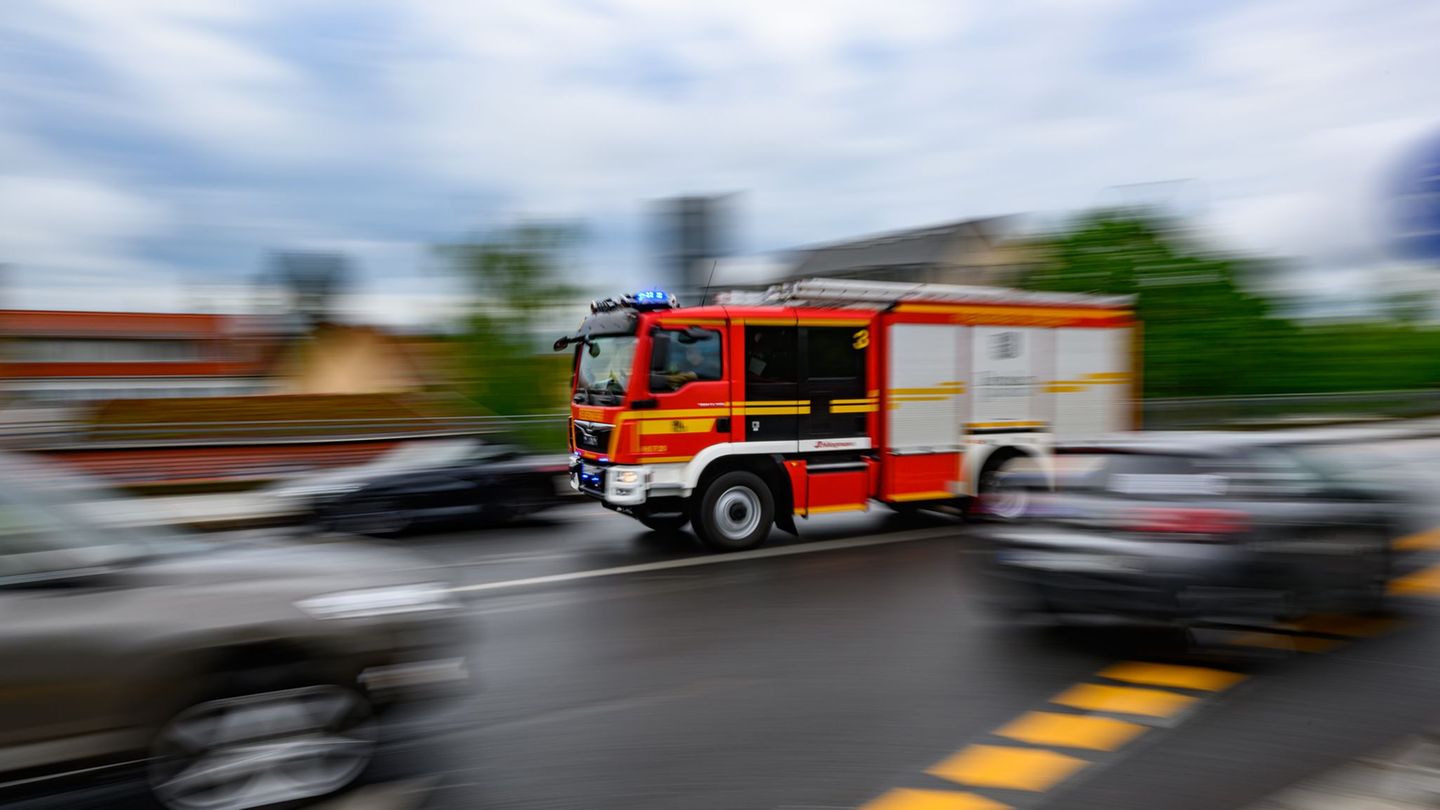 Die Feuerwehr rückte mit 50 Kräften aus. (Symbolbild) Foto: Robert Michael/dpa
