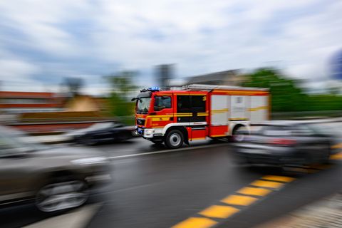 Die Feuerwehr rückte mit 50 Kräften aus. (Symbolbild) Foto: Robert Michael/dpa