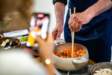 Zubereitung eines veganen Gerichts in Japan