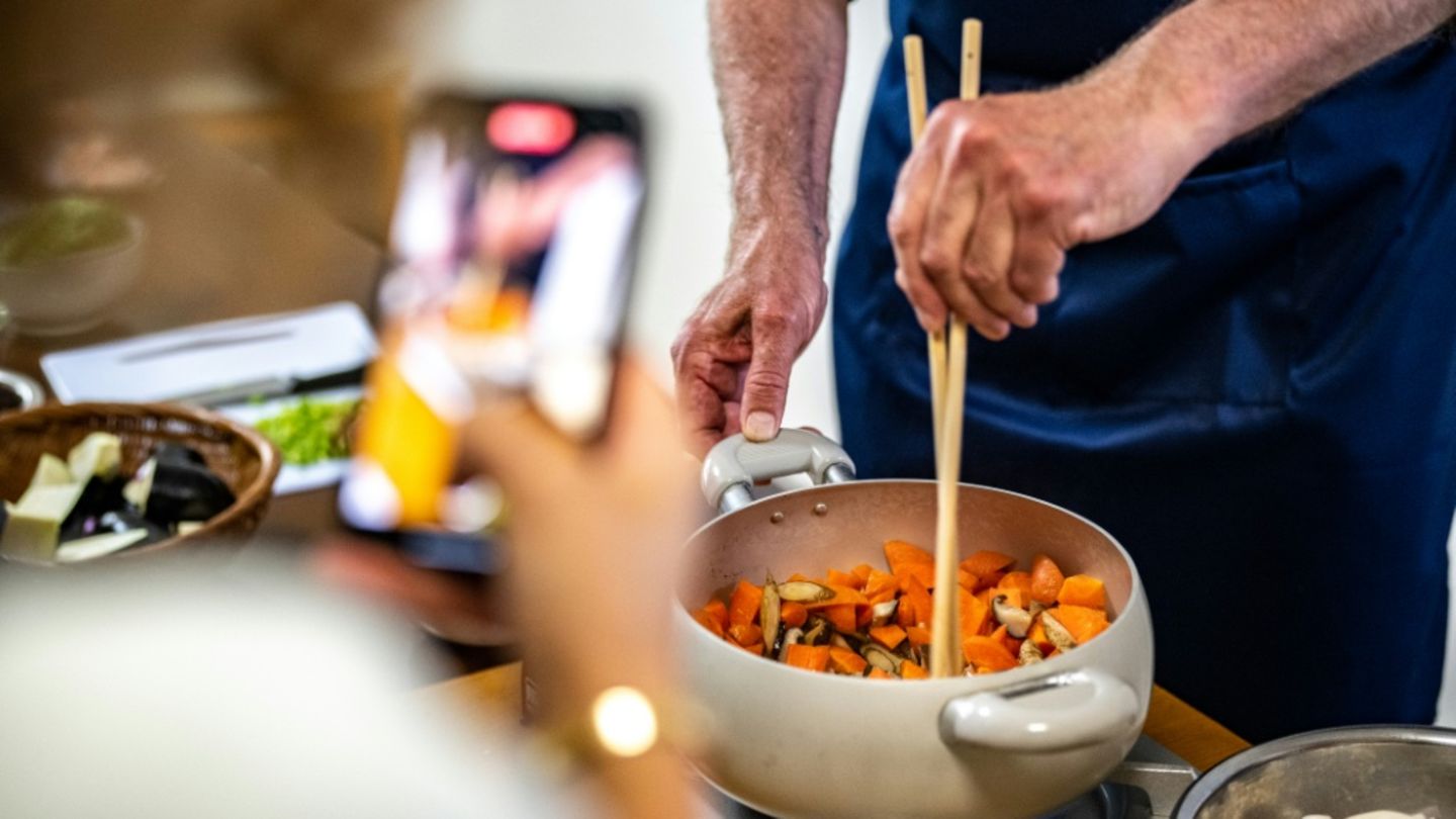 Zubereitung eines veganen Gerichts in Japan