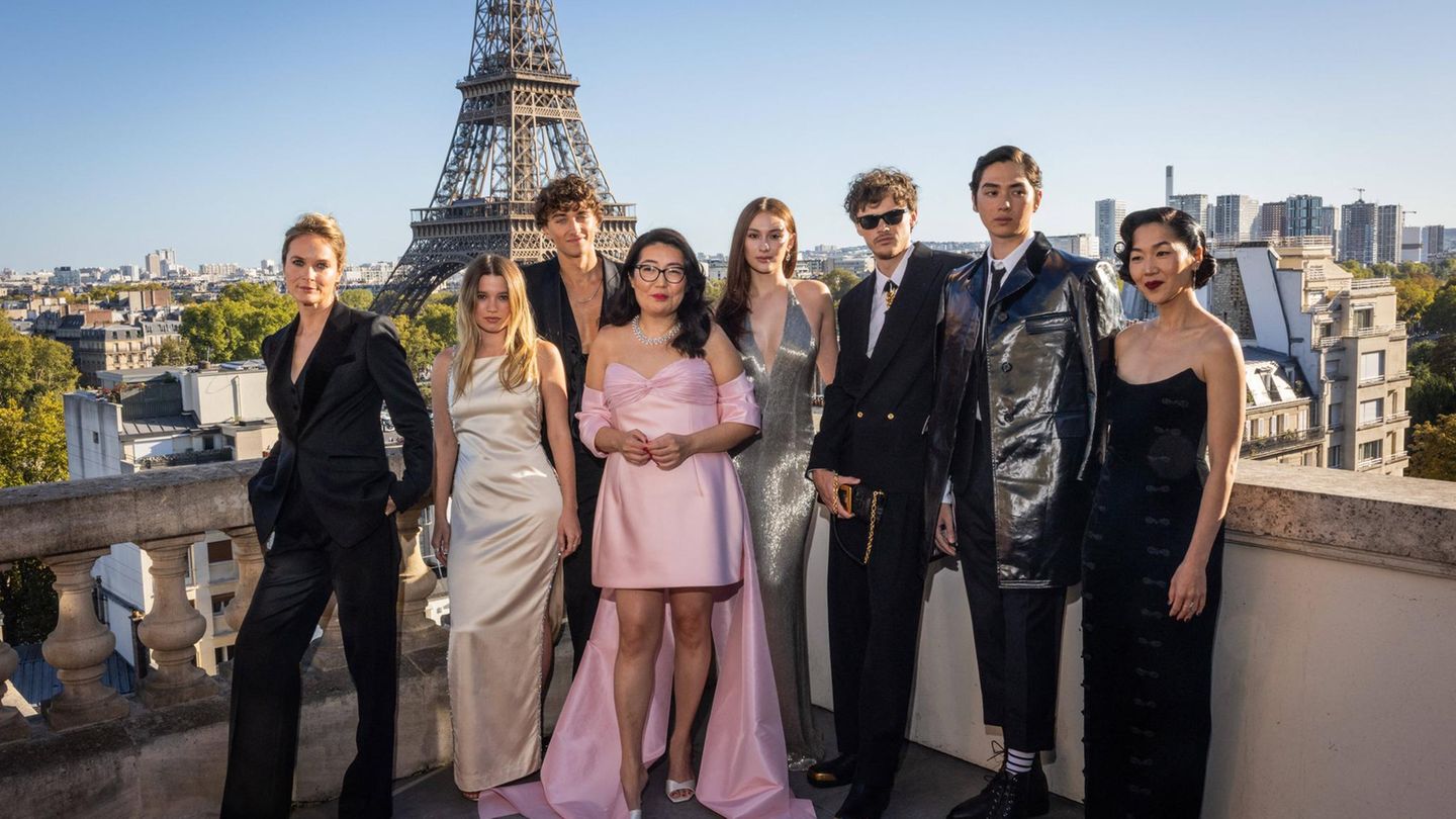 "The Summer I Turned Pretty": In Paris ließ sich die Cast mit Autorin Jenny Han feiern