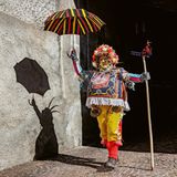 Stolz und mit großer Eitelkeit schreitet ein "Belli" durch die Gassen des kleinen Ortes oberhalb des Comer Sees 