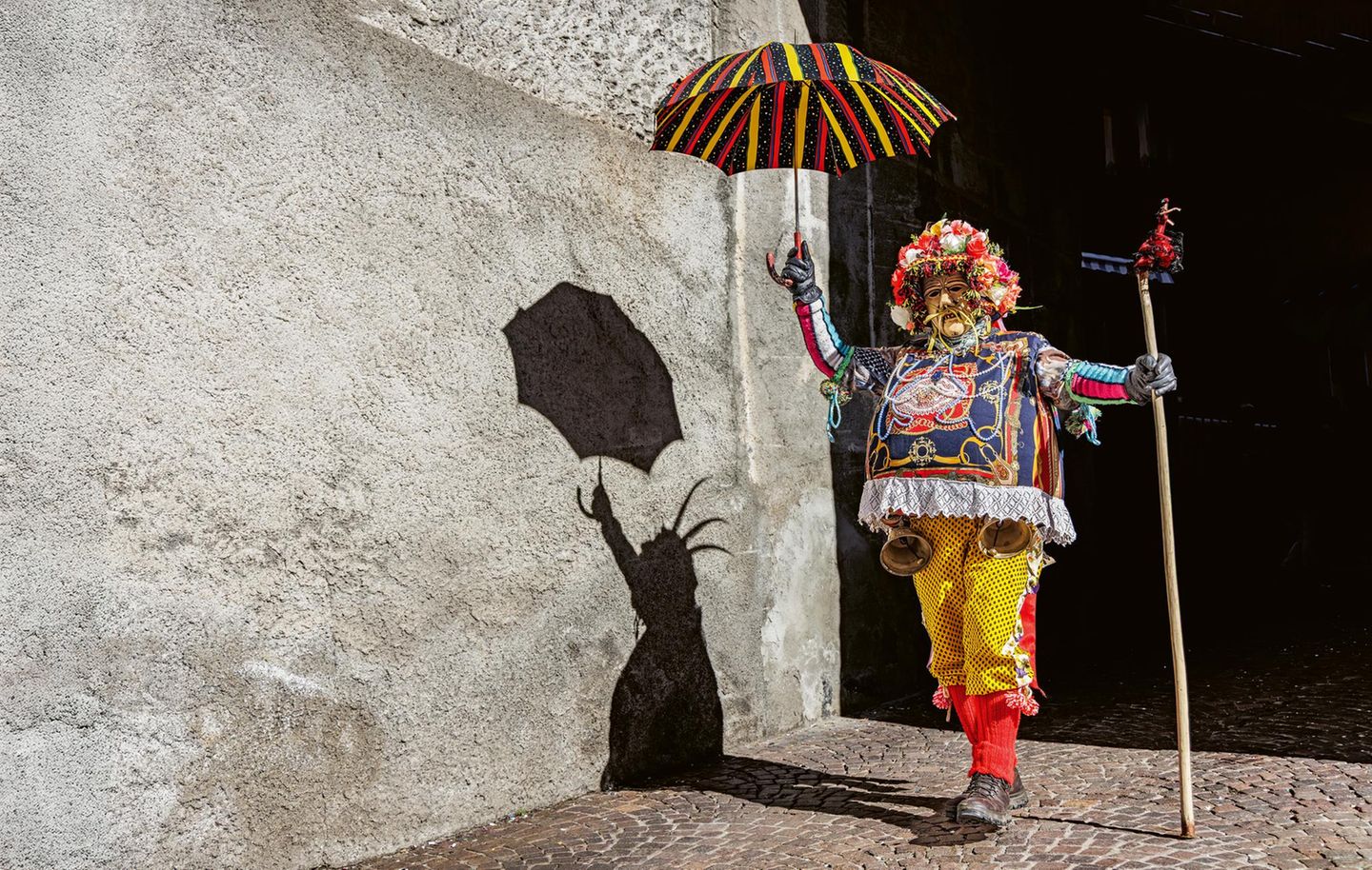 Stolz und mit großer Eitelkeit schreitet ein "Belli" durch die Gassen des kleinen Ortes oberhalb des Comer Sees 