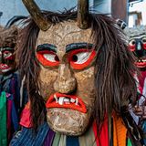 Jedes Jahr im Dezember erwachen die Klaubaufs in Stilfs zum Leben. Mit dämonisch-düsteren Masken ziehen sie durch das Dorf, das wie ein Schwalbennest am steilen Hang des König Ortler klebt – ein Brauch so abenteuerlich wie seine Kulisse