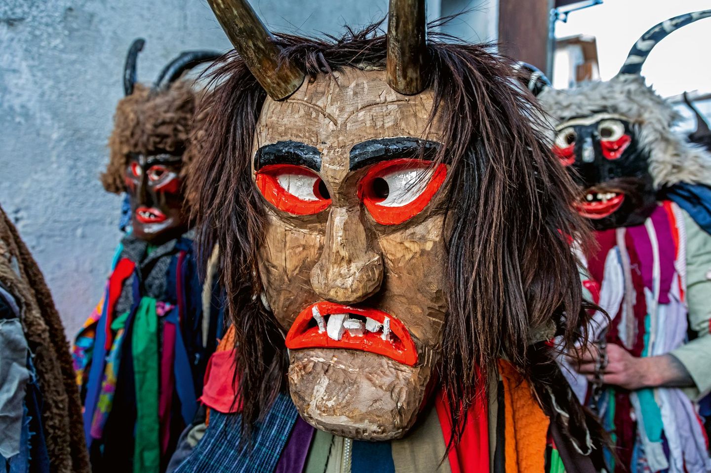 Jedes Jahr im Dezember erwachen die Klaubaufs in Stilfs zum Leben. Mit dämonisch-düsteren Masken ziehen sie durch das Dorf, das wie ein Schwalbennest am steilen Hang des König Ortler klebt – ein Brauch so abenteuerlich wie seine Kulisse