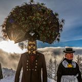 Jedes Jahr am Neujahrstag ziehen die Perchten von Goldegg durch die Straßen – ein alter Einkehrbrauch, der 1995 wiederbelebt wurde. Die Kostüme orientieren sich an einer Schönperchtenmaske aus dem 18. Jahrhundert