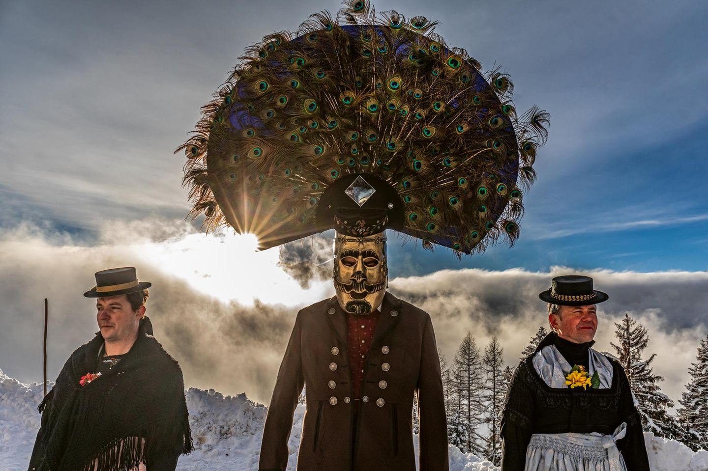 Jedes Jahr am Neujahrstag ziehen die Perchten von Goldegg durch die Straßen – ein alter Einkehrbrauch, der 1995 wiederbelebt wurde. Die Kostüme orientieren sich an einer Schönperchtenmaske aus dem 18. Jahrhundert