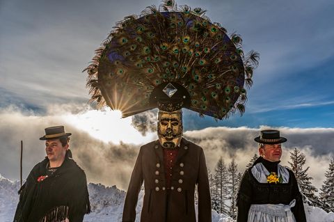Jedes Jahr am Neujahrstag ziehen die Perchten von Goldegg durch die Straßen – ein alter Einkehrbrauch, der 1995 wiederbelebt wurde. Die Kostüme orientieren sich an einer Schönperchtenmaske aus dem 18. Jahrhundert