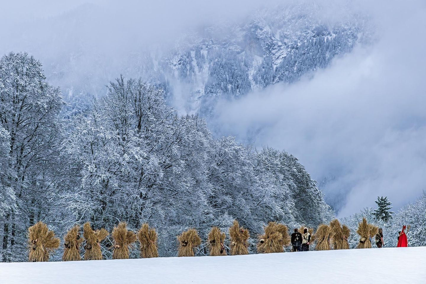 Schon am ersten Advent versammeln sich die Strohbuttnmandln auf einem Hügel bei Loipl, wo das Buttnmandllaufen seinen Anfang nimmt