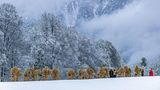 Schon am ersten Advent versammeln sich die Strohbuttnmandln auf einem Hügel bei Loipl, wo das Buttnmandllaufen seinen Anfang nimmt
