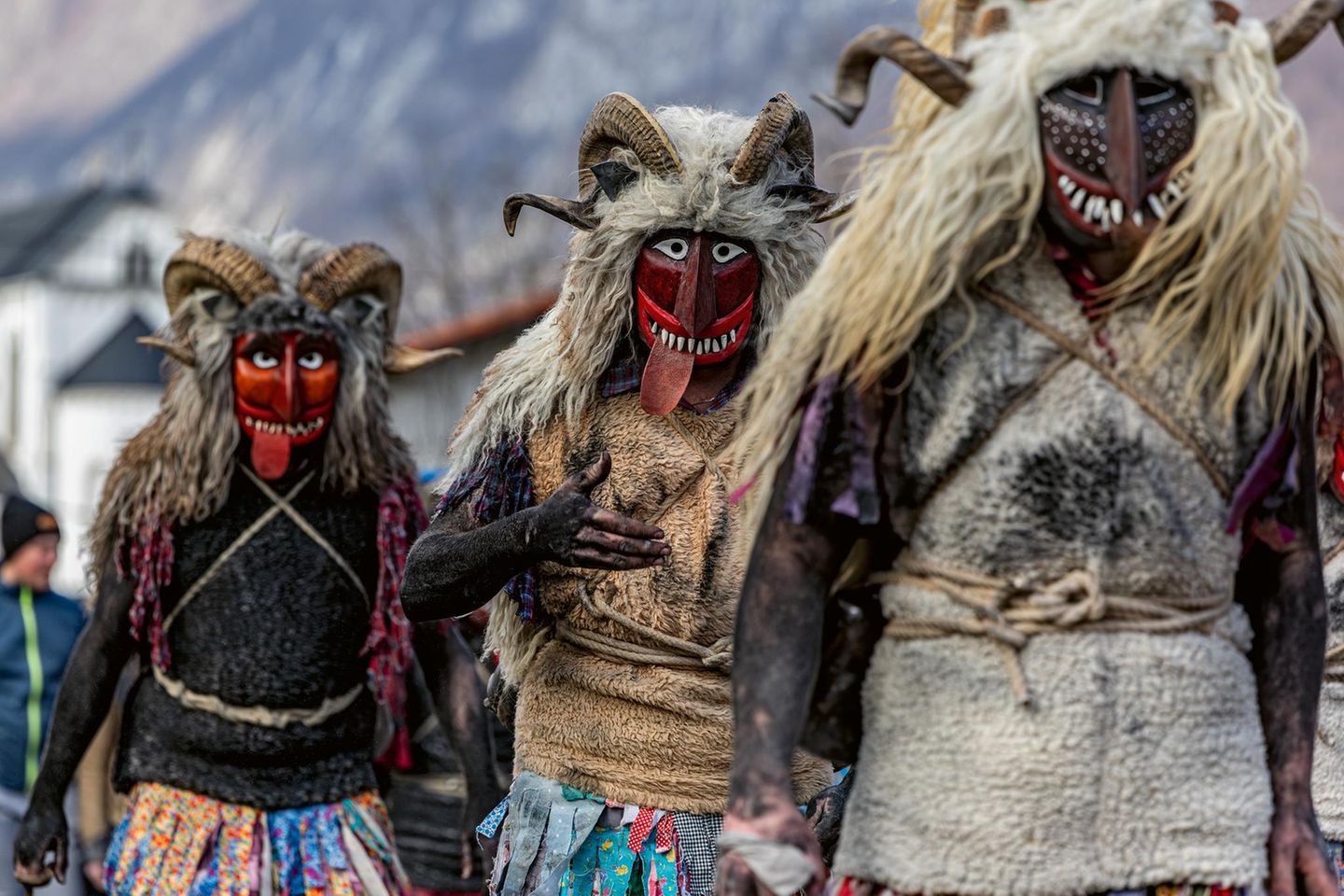 Am Faschingssamstag erwacht das slowenische Dorf am Fuße des Krn zum Leben – wenn die "Grdi", die Hässlichen, mit ihren selbst geschnitzten Masken, Hörnern und Fellen durch die Gassen ziehen