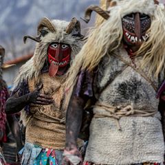Am Faschingssamstag erwacht das slowenische Dorf am Fuße des Krn zum Leben – wenn die "Grdi", die Hässlichen, mit ihren selbst geschnitzten Masken, Hörnern und Fellen durch die Gassen ziehen