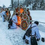 In der letzten Rauhnacht, am 5. Januar, ziehen mehr als 300 Kappenträger durch den Ort. Sobald es dunkel wird, zünden die Schönperchten die Kerzen in ihren riesigen Kappen an und tauchen Alt-Ebensee in ein Meer aus Licht