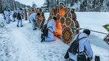 In der letzten Rauhnacht, am 5. Januar, ziehen mehr als 300 Kappenträger durch den Ort. Sobald es dunkel wird, zünden die Schönperchten die Kerzen in ihren riesigen Kappen an und tauchen Alt-Ebensee in ein Meer aus Licht