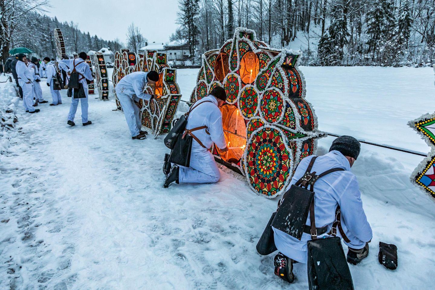 In der letzten Rauhnacht, am 5. Januar, ziehen mehr als 300 Kappenträger durch den Ort. Sobald es dunkel wird, zünden die Schönperchten die Kerzen in ihren riesigen Kappen an und tauchen Alt-Ebensee in ein Meer aus Licht
