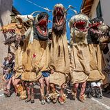 Alle zwei Jahre, wenn sich der Faschingsdienstag nähert, verwandelt sich der beschauliche Weinort Tramin in Südtirol in ein Tollhaus: Dann ziehen riesige, gehörnte Gestalten durch die Gassen und schnappen wild um sich   