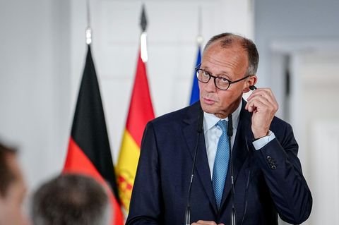 Bundeskanzler Friedrich Merz beantwortet Fragen auf einer Pressekonferenz in Madrid