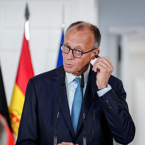 Bundeskanzler Friedrich Merz beantwortet Fragen auf einer Pressekonferenz in Madrid