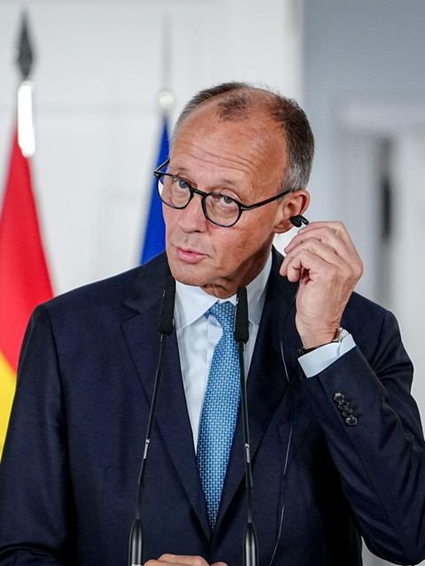 Bundeskanzler Friedrich Merz beantwortet Fragen auf einer Pressekonferenz in Madrid
