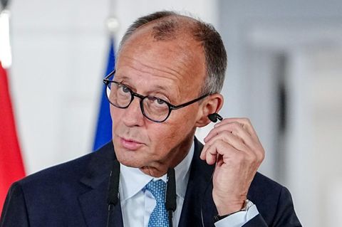 Bundeskanzler Friedrich Merz beantwortet Fragen auf einer Pressekonferenz in Madrid