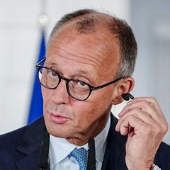 Bundeskanzler Friedrich Merz beantwortet Fragen auf einer Pressekonferenz in Madrid