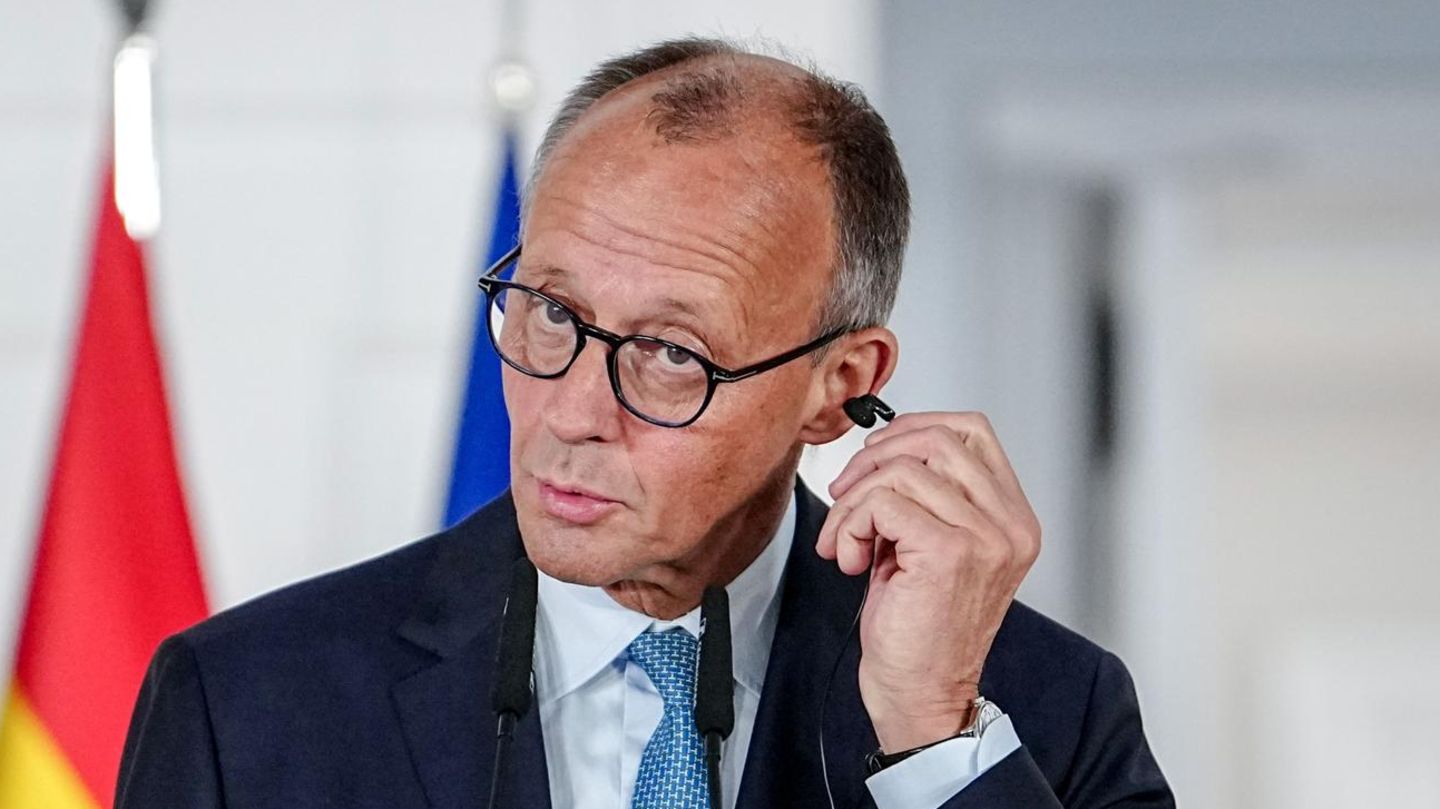 Bundeskanzler Friedrich Merz beantwortet Fragen auf einer Pressekonferenz in Madrid