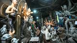 Mumbai, Indien. Ein Künstler bemalt in einer Werkstatt vor dem Durga-Puja-Fest in Mumbai eine Tonfigur der hinduistischen Göttin Durga. Das traditionelle Fest ehrt die Gottheit und feiert den Sieg des Guten über das Böse. Den Höhepunkt bildet ein bunter Umzug, bei dem eine Statue der Göttin in einem Fluss versenkt wird