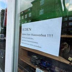 Antisemitisches Schild in Flensburger Schaufenster