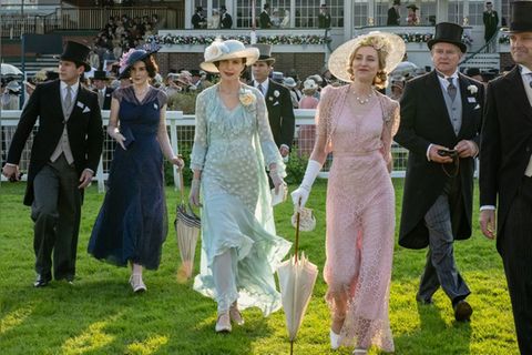 Allen Leech, Michelle Dockery, Elizabeth McGovern, Laura Carmichael, Hugh Bonneville und Harry Hadden-Paton (v.l.) in "Downton