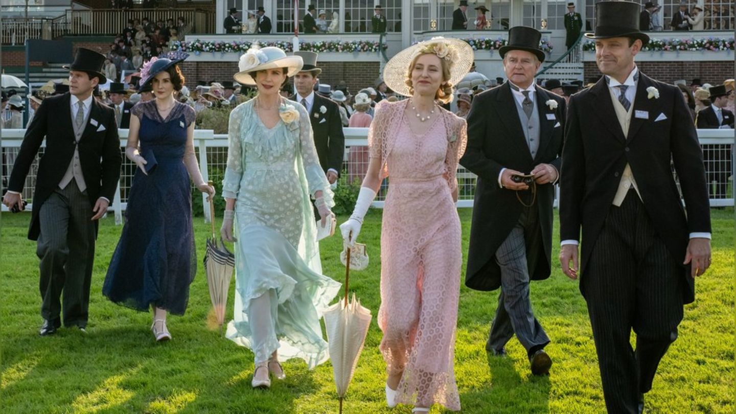 Allen Leech, Michelle Dockery, Elizabeth McGovern, Laura Carmichael, Hugh Bonneville und Harry Hadden-Paton (v.l.) in "Downton