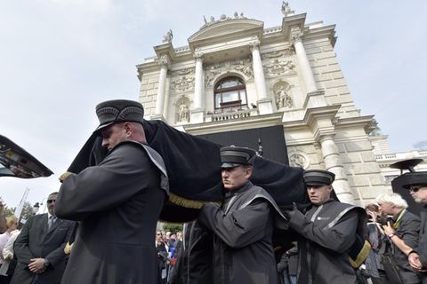 Claus Peymann hatte die Rede gehalten: Gert Voss wird 2014 bei der Trauerfeier aus dem Burgtheater in Wien getragen