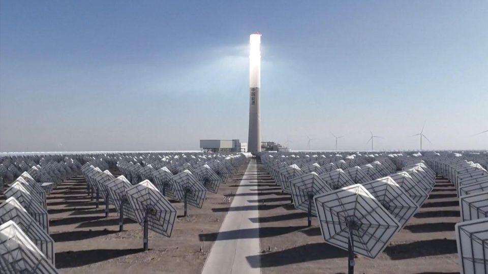 Chinas Energiewende: Mega-Solarkraftwerk versorgt 200.000 Haushalte Chinas Energiewende: Mega-Solarkraftwerk versorgt 200.000 Haushalte