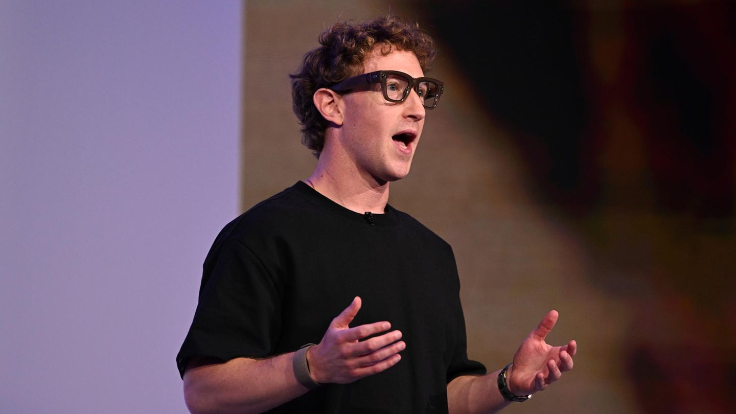 Mark Zuckerberg in Menlo Park mit Meta Ray-Ban Display