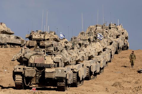 Panzer der Israel Defence Force stehen in der Nähe zum Gaza-Streifen in einer Schlange