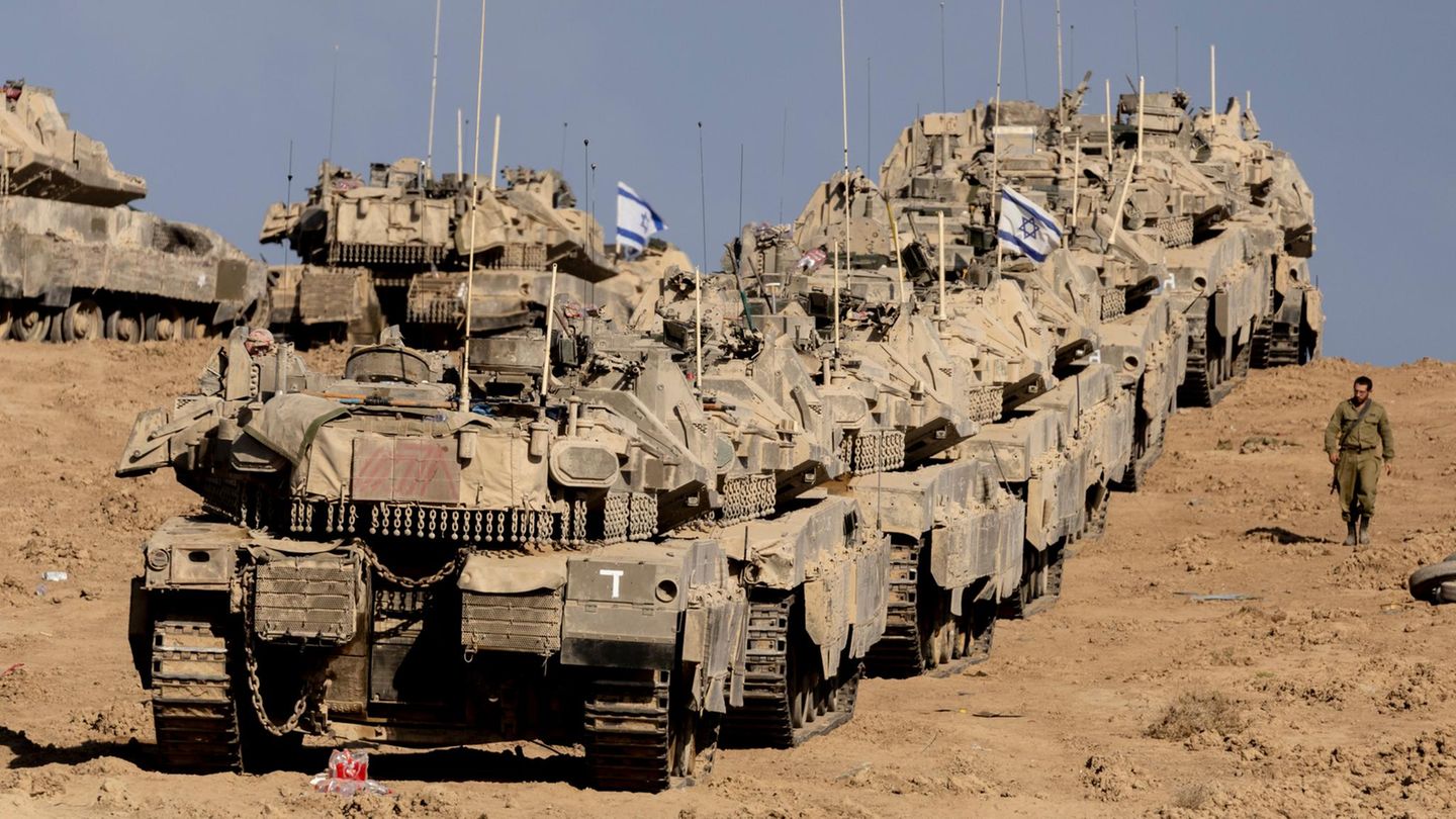 Panzer der Israel Defence Force stehen in der Nähe zum Gaza-Streifen in einer Schlange