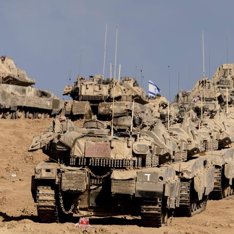 Panzer der Israel Defence Force stehen in der Nähe zum Gaza-Streifen in einer Schlange