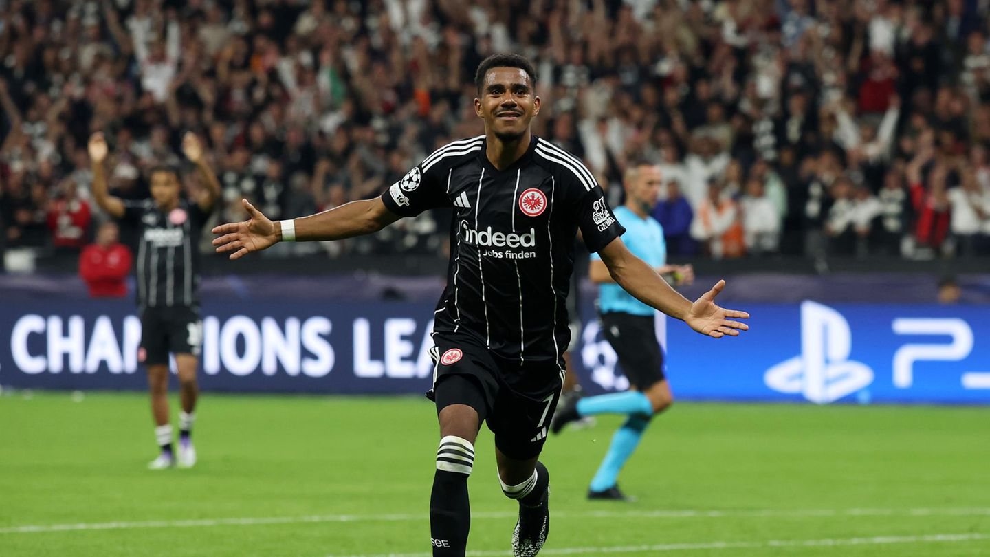 Eintracht Frankfurt celebrates shooting festival against Galatasaray