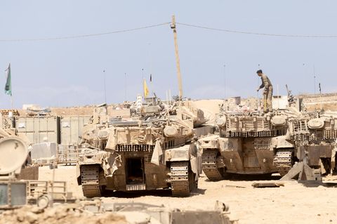 Israelische Panzer an einem Sammelpunkt nahe der Grenze zum Gazastreifen