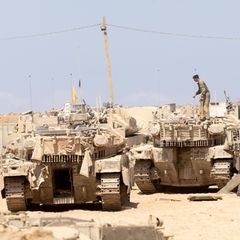 Israelische Panzer an einem Sammelpunkt nahe der Grenze zum Gazastreifen