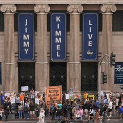 Vor dem Studio, in dem die "Jimmy Kimmel Show" in Los Angeles aufgezeichnet wird, versammelten sich am Donnerstag Demonstranten